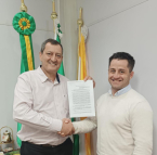 Prefeito Jander Loss entrega Lei sancionada ao Diretor do Colégio Estadual de Marmeleiro 