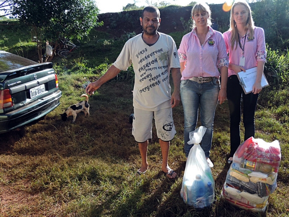 Famílias afetadas pela enchente recebem doações 