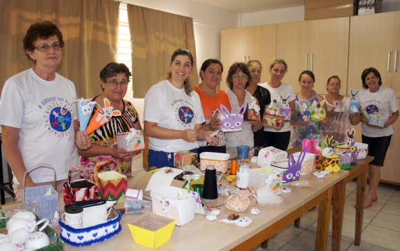 Mães aprendem a fazer enfeites de Páscoa