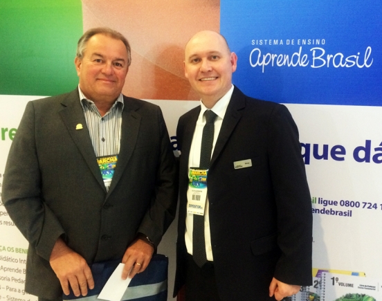 Prefeito de Marmeleiro visita estande da Editora Positivo na XIX Marcha a Brasília