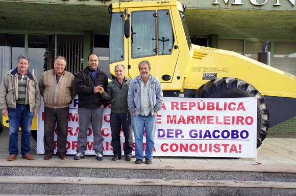 Marmeleiro investe em maquinário para recuperação de estradas