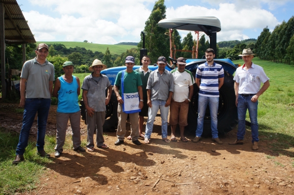 Departamento de Agricultura realiza entrega de tratores.