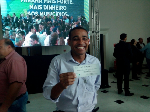 Prefeito Jaimir Gomes recebe cheque simbólico referente cota extra do ICMS.