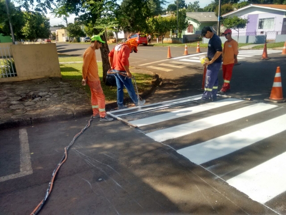 FAIXA DE PEDESTRES RECEBEM PINTURA NOVA