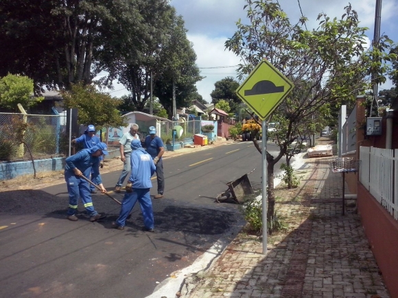 Lombadas: Escola e Comércio ganham redutores de velocidade