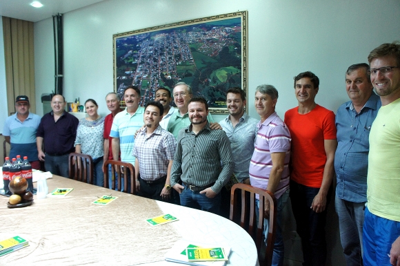 PREFEITO RECEBE ASSESSOR DA DEPUTADA LEANDRE