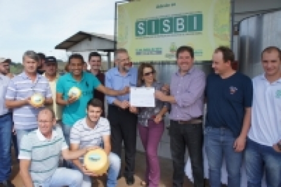 AGROINDÚSTRIA DE QUEIJO RECEBE CERTIFICADO SISBI