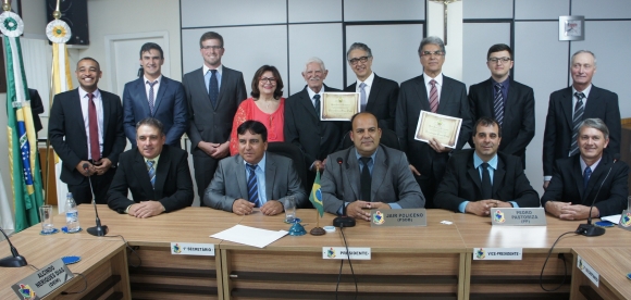 CÂMARA ENTREGA MOÇÃO HONROSA DE RECONHECIMENTO