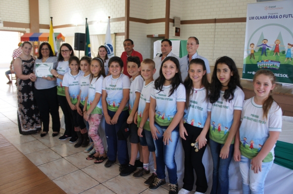 UM OLHAR PARA O FUTURO FORMA MAIS 180 ALUNOS 