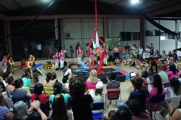 CENTRO DE CONVIVÊNCIA ENCERRA ANO COM UM SHOW DE APRESENTAÇÕES