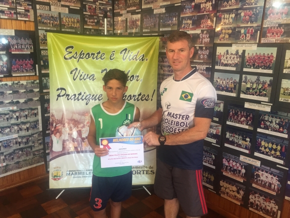 ATLETA DO VÔLEI DE PRAIA DE MARMELEIRO É PREMIADO 