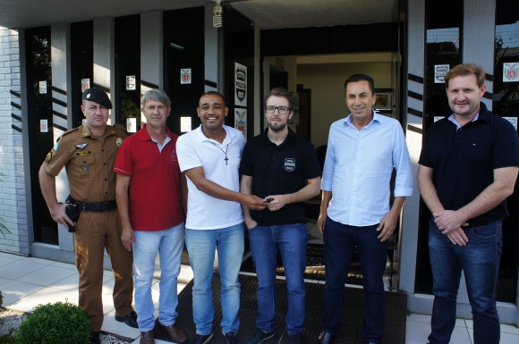 PREFEITO JAIMIR ACOMPANHA ENTREGA DE VIATURA À POLICIA CIVIL DE MARMELEIRO
