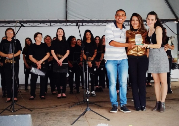 CORAL FAZ APRESENTAÇÃO NA FESTA DO VINHO E DO QUEIJO