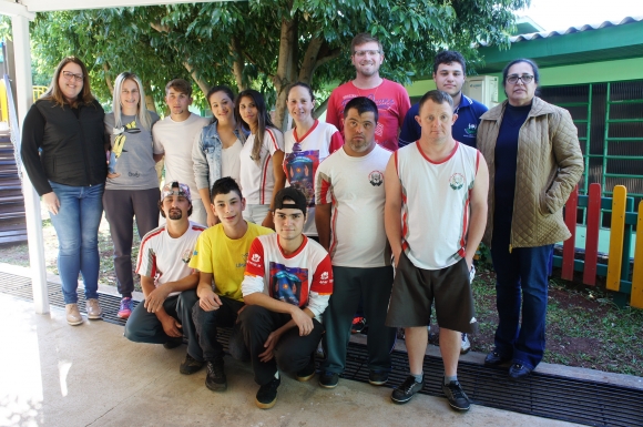 ALUNOS DE MARMELEIRO SE PREPARAM PARA AS OLIMPÍADAS DAS APAES DO PR EM SETEMBRO.