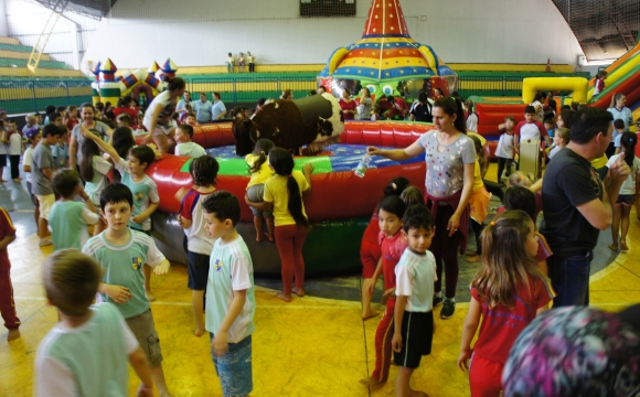 DIA DAS CRIANÇAS É COMEMORADO NO GINÁSIO SANTA RITA EM MARMELEIRO