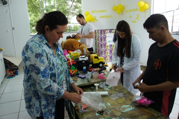 PROJETO DO CAPS I CONSERTA BRINQUEDOS E CRIANÇAS  RECEBEM PRESENTES