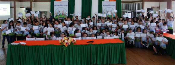 PROJETO OLHAR PARA O FUTURO DA CRESOL FORMA MAIS 188 ALUNOS 
