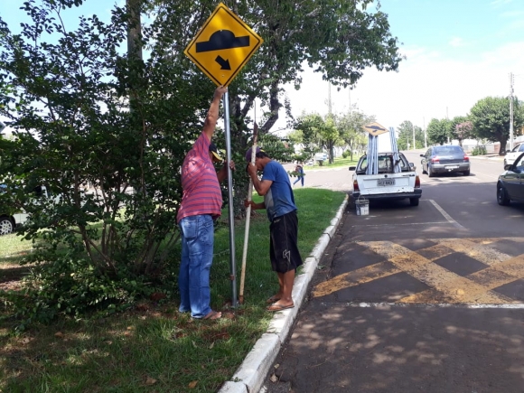 DEMARTRAN INVESTE EM SINALIZAÇÃO, NOVAS PLACAS DE TRÂNSITO E DE IDENTIFICAÇÃO DE RUAS