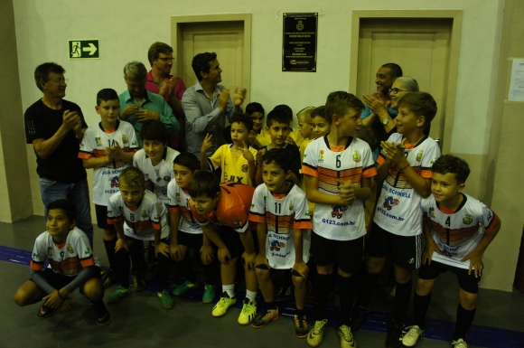 PREFEITO JAIMIR REINAUGUROU GINÁSIO DE ESPORTES