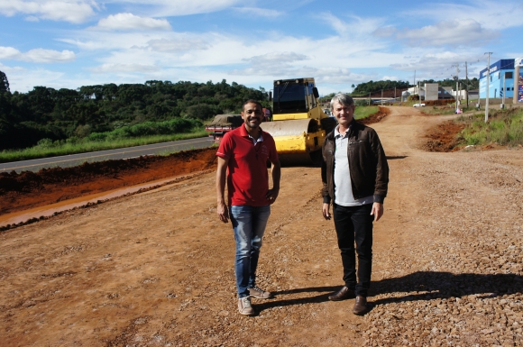 CASCALHAMENTO DA MARGINAL DA PR-180 ESTÁ NA ETAPA FINAL