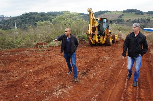 COMEÇA O TRABALHO DE LIMPEZA NO TERRENO PARA CONSTRUÇÃO DAS 40 CASAS DO FAMÍLIA PARANAENSE
