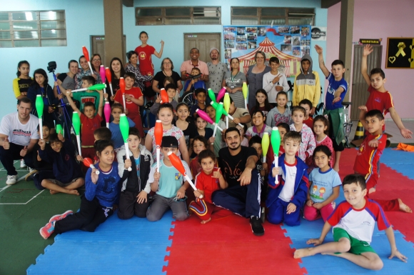 CENTRO DE CONVIVÊNCIA GANHA  MATERIAIS NOVOS PARA A ARTE CIRCENSE