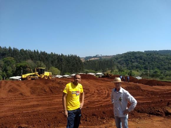 40 CASAS: PREFEITURA INTENSIFICA  OBRAS NO TERRENO 