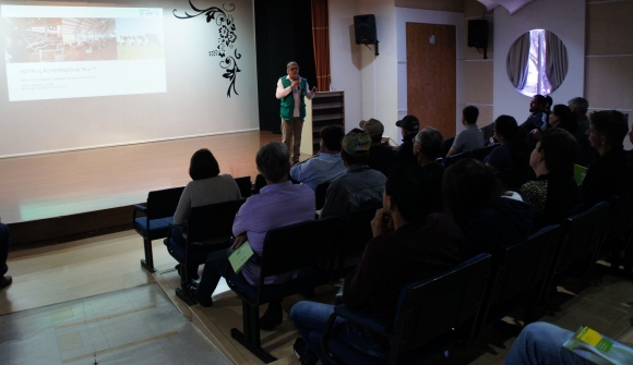 SEMINÁRIO DE PRODUÇÃO DE LEITE É REALIZADO EM MARMELEIRO