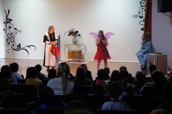 DIA DAS CRIANÇAS TEVE PEÇA COM GRUPO DE TEATRO DE PROFESSORES