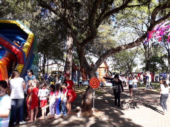FESTA NA PRAÇA COMEMORA O DIA DAS CRIANÇAS EM MARMELEIRO