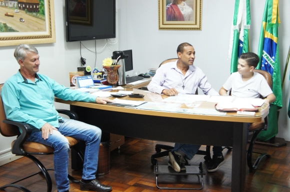 PREFEITO JAIMIR RECEBE ALUNO DA AÇÃO PREFEITO MIRIM DO PROERD POR UM DIA
