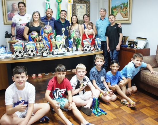 PREFEITO RECEBE ATLETAS CAMPEÕES DA ESCOLINHA DE FUTSAL DE MARMELEIRO