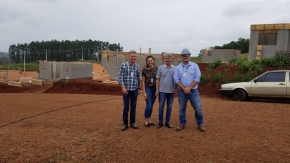 40 CASAS: EQUIPE TÉCNICA DA COHAPAR VISITA A OBRA 