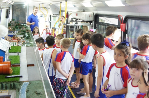 ÔNIBUS  ITINERANTE DA SANEPAR  ESTACIONA EM MARMELEIRO