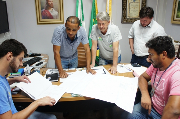 POÇO ARTESIANO: PREFEITO RECEBE PROJETO TÉCNICO