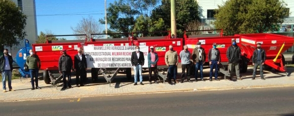 07 EQUIPAMENTOS AGRÍCOLAS  SÃO ENTREGUES À  ASSOCIAÇÕES