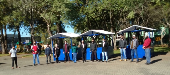 FEIRANTES DE MARMELEIRO RECEBEM NOVAS BARRACAS