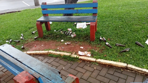Bagunça, sujeira e depredação na Praça da Independência