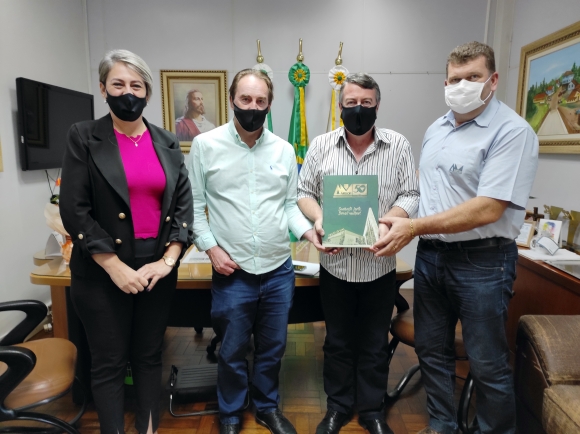 Prefeito Recebe Livro da AMSOP   