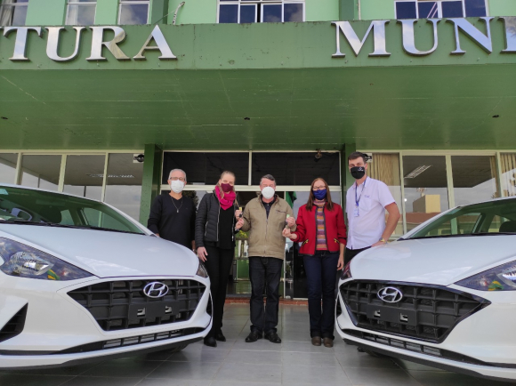 Prefeito entrega dois carros novos 