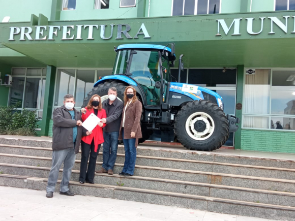 PREFEITO ENTREGA TRATOR 