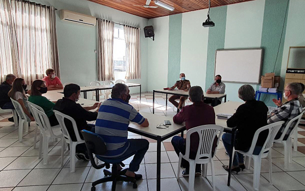 Lideranças recebem explicações sobre a instalação de uma Unidade do Corpo de Bombeiro em Marmeleiro