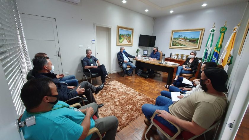 Assessor Parlamentar da Deputada Federal Leandre Dal Ponte visita o Prefeito