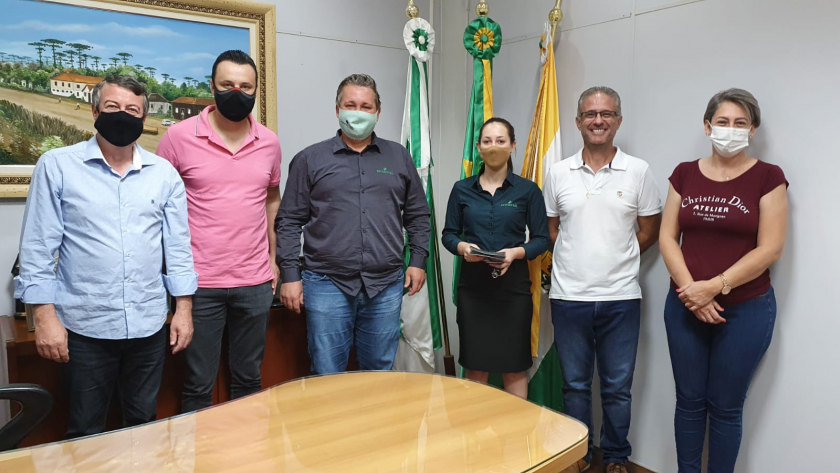 Prefeito e Vice juntamente com o Diretor do Dep. de Finanças e a Diretora da Administração recebem agentes da Extracredi