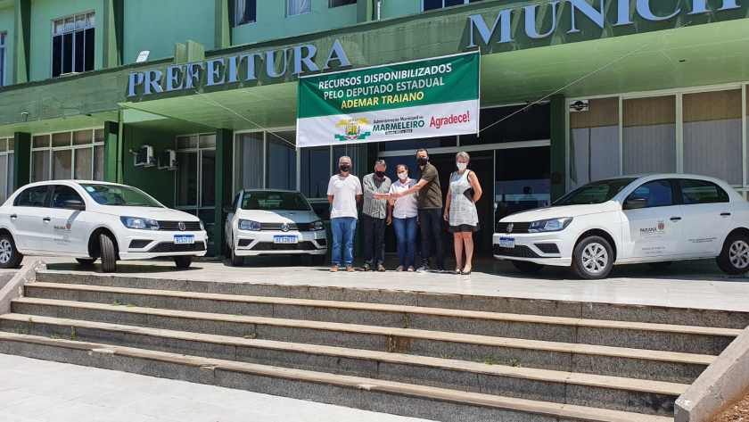 Prefeitura recebe 03 veículos novos para serem usados pelo Dep. de Saúde  