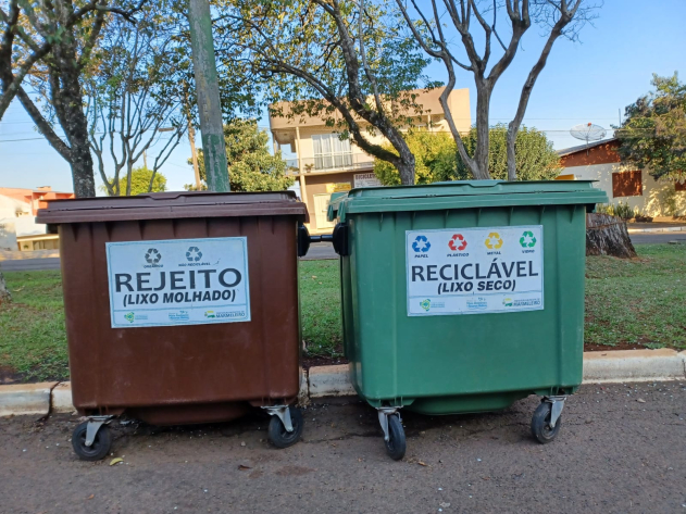 Administração Municipal, através dos Departamentos de Meio Ambiente e Educação, realiza a aquisição de 30 novos conjuntos de lixeiras