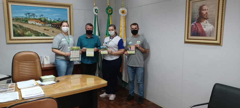 ENTREGA DE CALENDÁRIOS SOBRE A COLETA SELETIVA