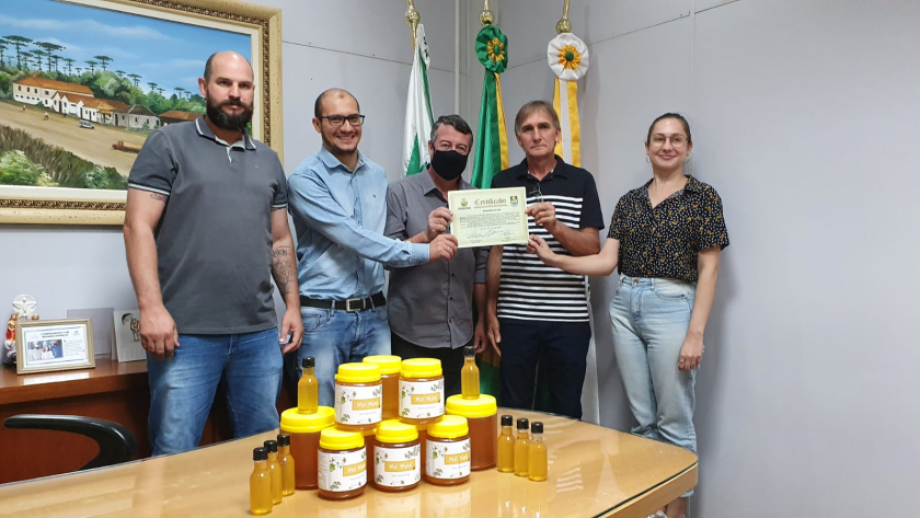 Prefeito entrega Certificado para Agroindústria de Mel 