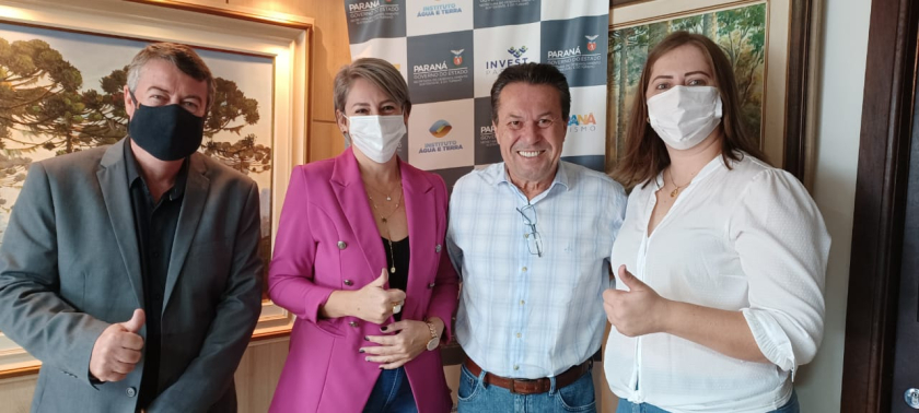 Município assina convênio para recebimento de 09 poços artesianos e a entrega física de um caminhão compactador de resíduos