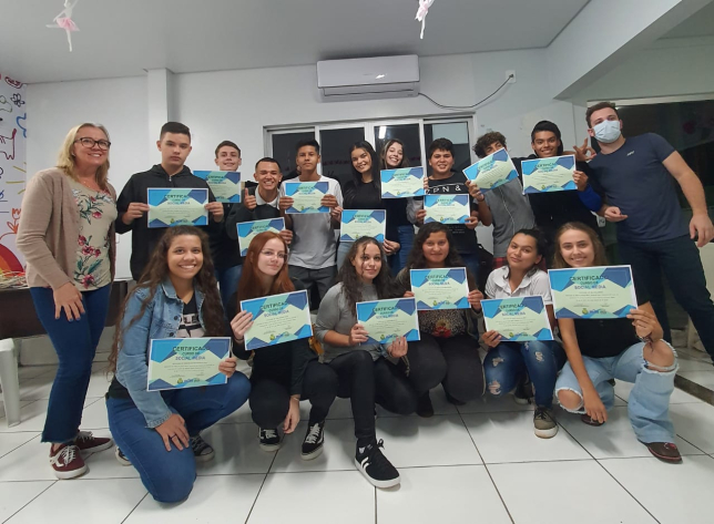 Marmeleiro forma primeira turma de Social Mídia